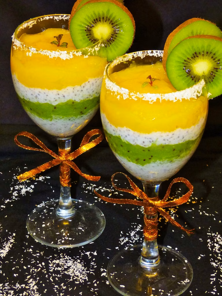 Pudding kokosowy z chia, musem z mango i kiwi