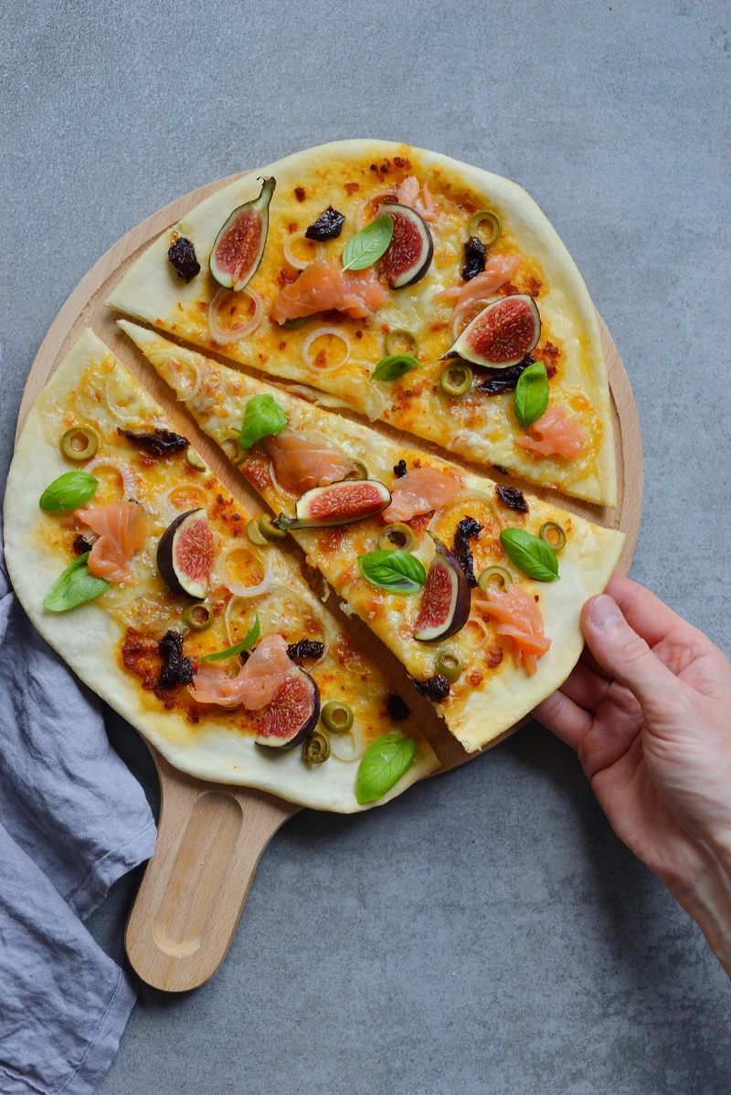 PIZZA NA CIENKIM CIEŚCIE Z ŁOSOSIEM I FIGAMI