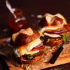 Burgery z wołowiną, bułką bawarską, pastą paprykową, jajkiem i dodatkami