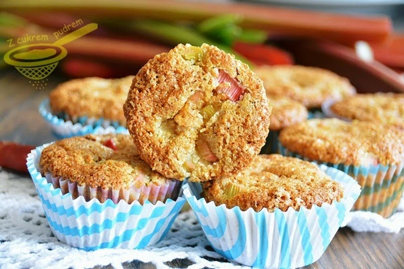 muffiny orkiszowe z rabarbarem i orzechami