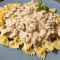 Makaron z sosem śmietanowym z pieczarkami.