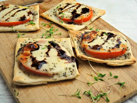 Mini tarty zapiekane z caprese i sosem balsamicznym