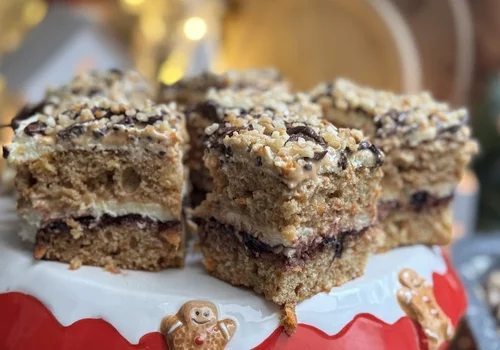 Marchewkowy miodownik z kajmakiem i kremem