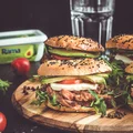 Bajgle z rwaną wieprzowiną (pulled pork), serem i warzywami