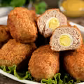 Kotlet mielony z niespodzianką! Przepis na "jajka po szkocku" w chrupiącej panierce to mój HIT