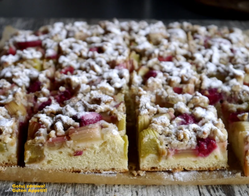 Drożdżowy placek z rabarbarem i kruszonką