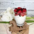 Zdrowy deser chia z malinami i żurawiną