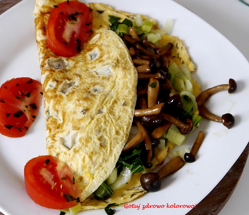 Omlet z grzybami shimeji i pok-choi