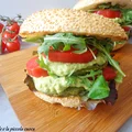 Burger ze szpinakiem i bazyliową salsą z awokado