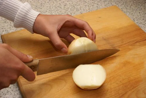 Świetny trik dzięki któremu pokroisz cebulę bez uronienia łzy!