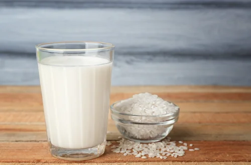 Mleko ryżowe w pielęgnacji skóry – naturalny sekret gładkiej i promiennej cery