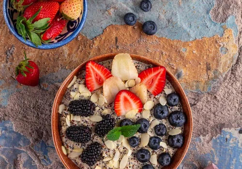 Quinoa z tahini, mleczkiem kokosowym i owocami