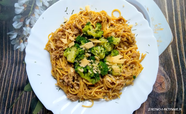 Spaghetti w pesto z tuńczykiem i brokułami
