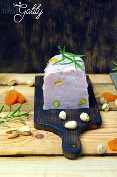 Szynka z indyka z szynkowara z morelami i pistacjami