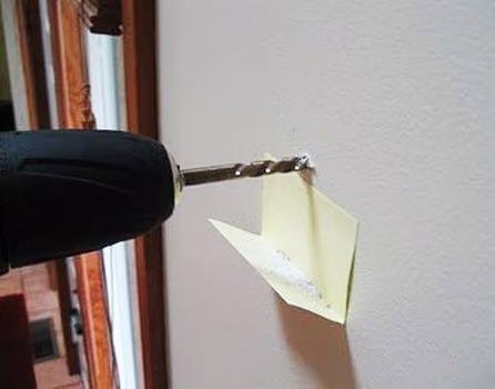 Sposób na mniej bałaganu podczas wiercenia otworów w ścianie!