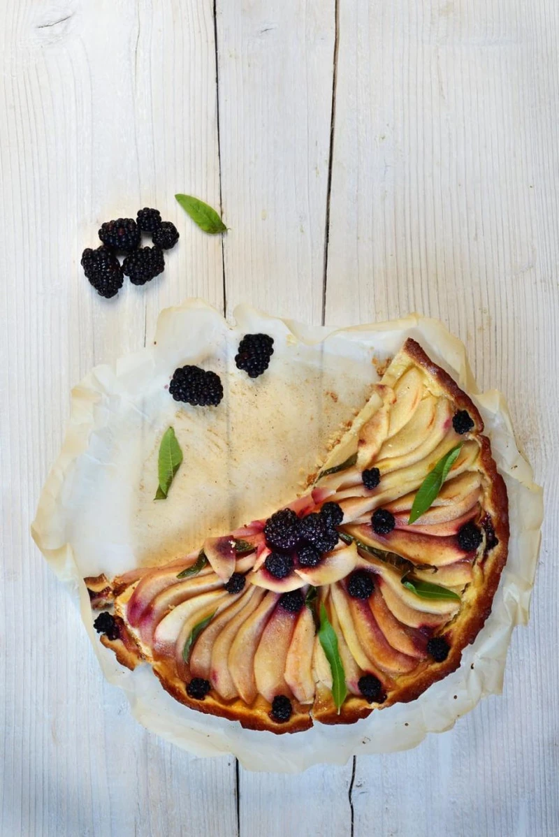 TARTA Z JABŁKAMI I JEŻYNAMI
