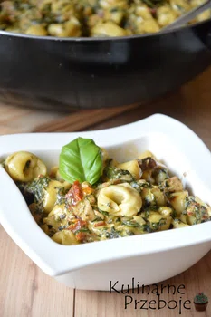 Tortellini ze szpinakiem, kurczakiem i suszonymi pomidorami - czyli obiad 1-patelniowy :D