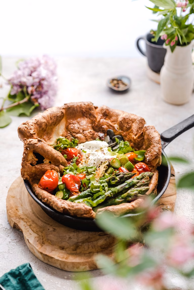 Wytrawny dutch baby ze szparagami i pomidorkami pieczonymi