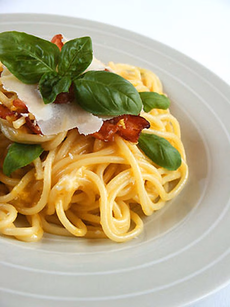 Bardzo klasyczna carbonara ale z kilkoma listkami bazylii