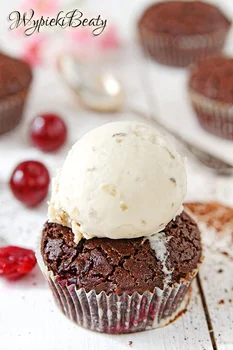 Babeczki brownie z wiśniami