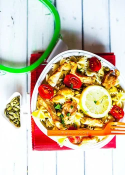 Sałatka makaronowa z grillowanym kurczakiem i pomidorkami cherry, do pudełka