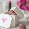 Czekoladowe trufle z wiśnią i pudrem hibiskusowym