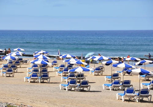 Rezerwacja leżaków online?! Tak popularna wyspa walczy z tłumami turystów!