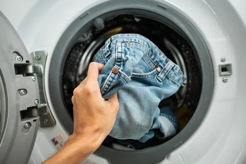 Jak prać jeansy, by służyły nam przez lata?