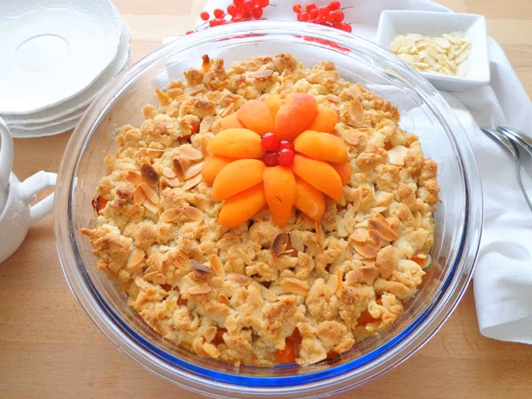 Crumble z morelami, płatkami owsianymi i migdałami