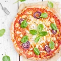 Pizza z wędzoną goudą, fetą i szpinakiem