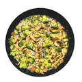 Stir fry z kurczakiem, brokułami i pieczarkami