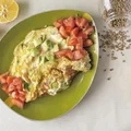 Omlet z łososiem i awokado