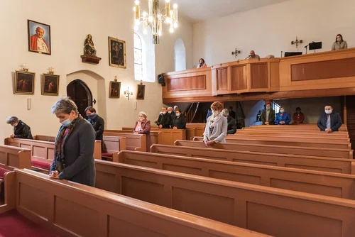 Polacy przestają chodzić do kościoła i chrzcić dzieci. Nowe statystyki