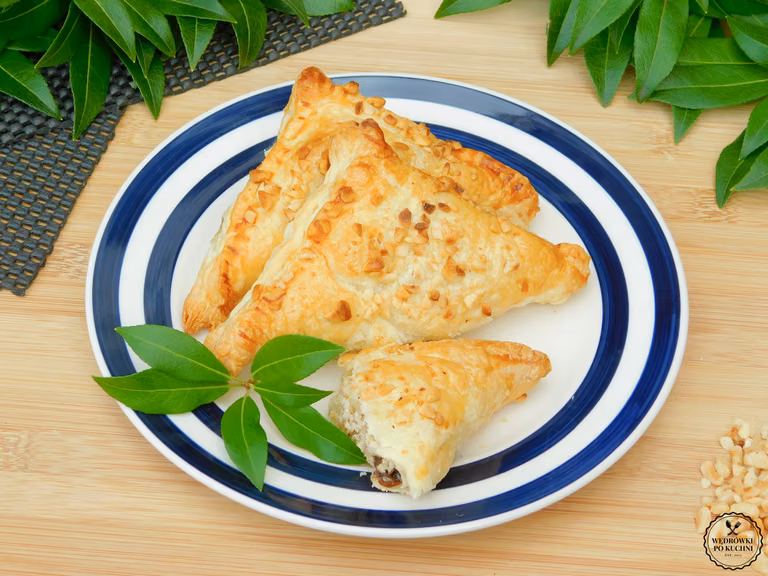 Pierożki z nadzieniem śledziowym i śliwką