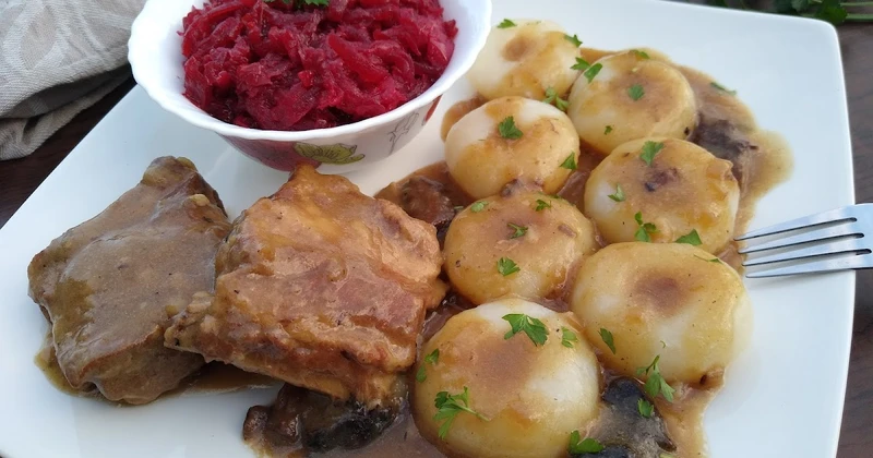 Żeberka duszone w sosie grzybowym
