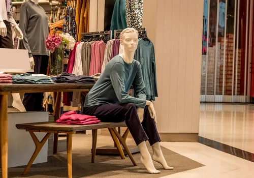 W jakich sklepach kupować odzież damską? Przewodnik