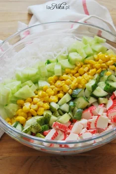 Sałatka z makaronem ryżowym i surimi