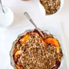 GRANOLA Z BRZOSKWINIAMI I MALINAMI