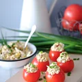 Pomidory nadziane sałatką z tuńczyka