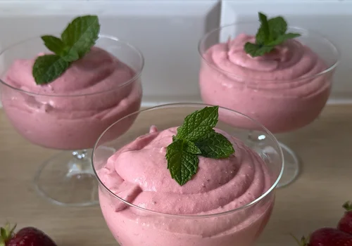 Zblenduj truskawki z cukrem i dodaj skrobię – wyjdzie prosty krem! Dodatki? To już zależy od Ciebie