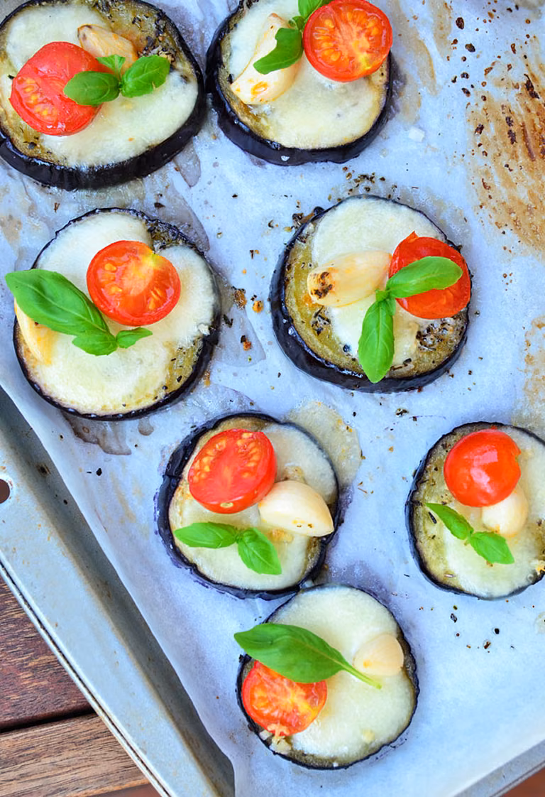Mini pizze z bakłażana z mozzarellą, pomidorami i czosnkiem - BEZ mięsa i ciasta