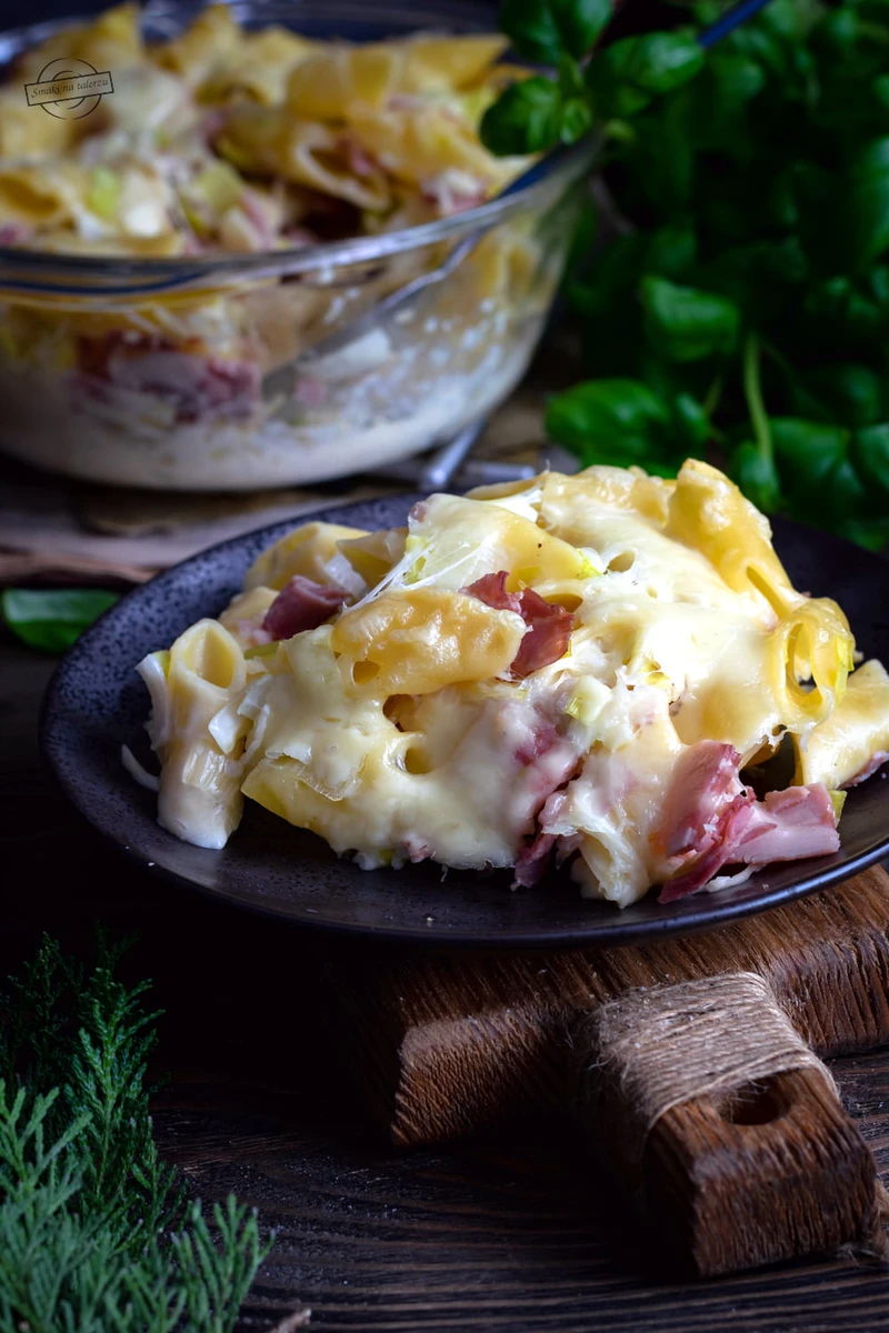 Zapiekanka makaronowa z szynką i porami