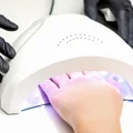Lampy UV uszkadzają DNA komórek! Mogą prowadzić do rozwoju nowotworu!