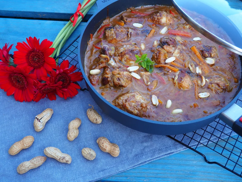 PIECZONE PODUDZIA W SOSIE ORZECHOWYM