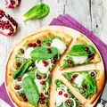PIZZA Z PESTO, SZPINAKIEM I GRANATEM
