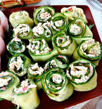 Ogórki zawijane z paluszkami surimi i chrzanem