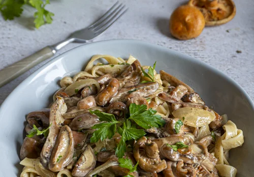 Rydze w sosie z mascarpone z makaronem