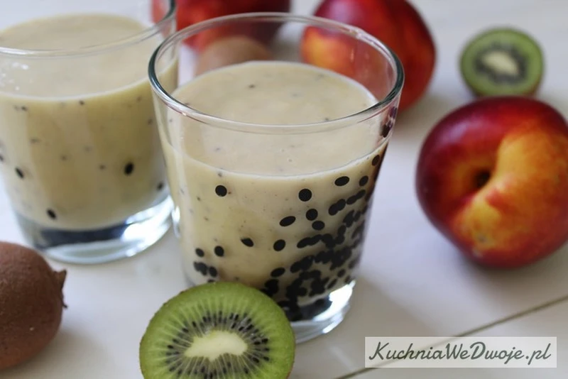 Koktajl z kiwi, brzoskwini i banana