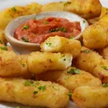 Kroję ser halloumi w szerokie paski i panieruję! Ta przekąska to hit każdej imprezy