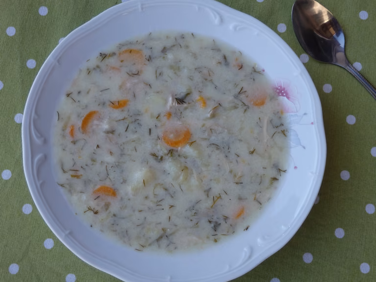 Zupa ogórkowa z marchewką i koperkiem